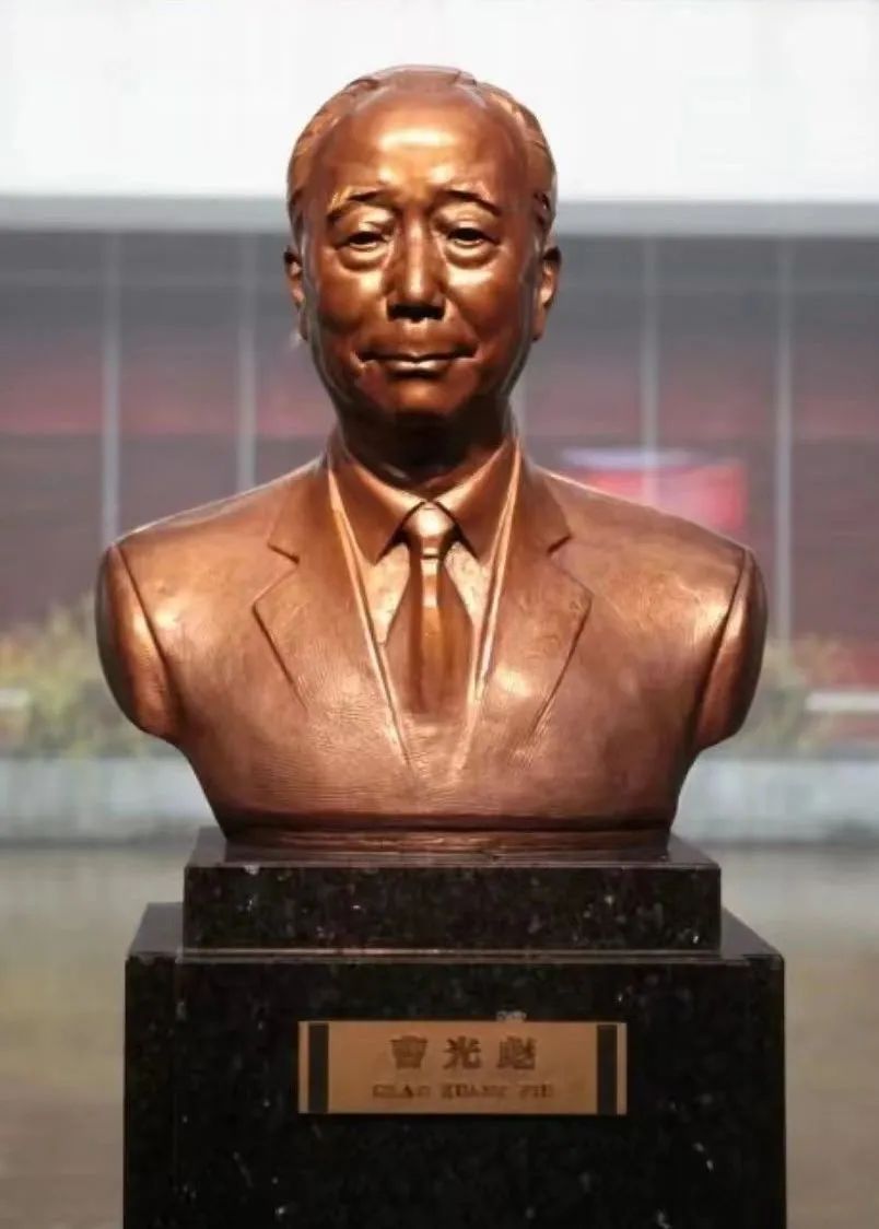 曹光彪塑像（宁波帮博物馆时光甬道）