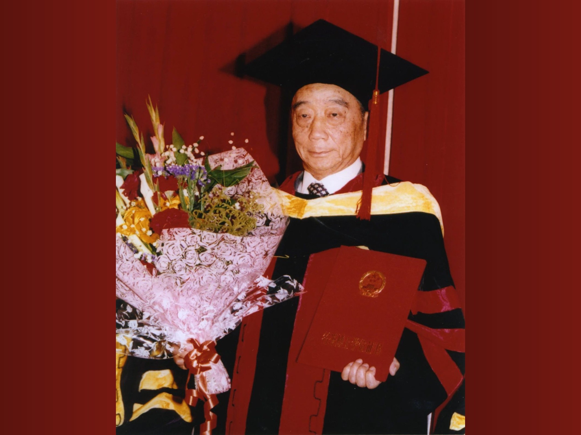 曹光彪先生身着博士袍，获颁名誉博士学位（浙江大学）